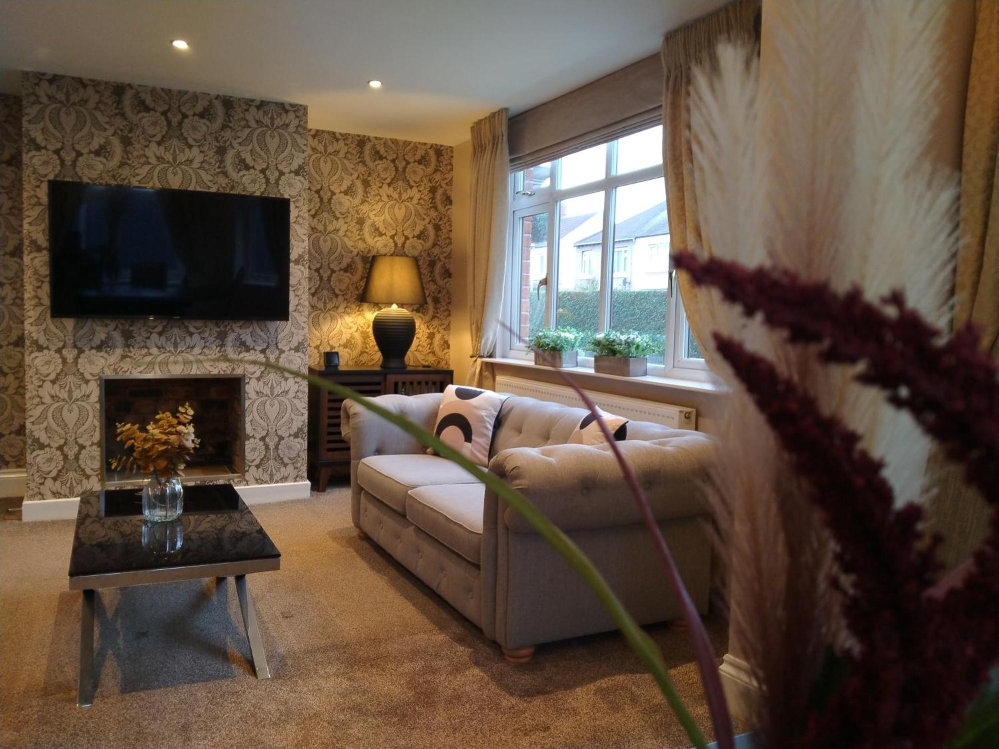 Sirius House - Sleeps 7, Driveway, Garden Villa Crewe Dış mekan fotoğraf