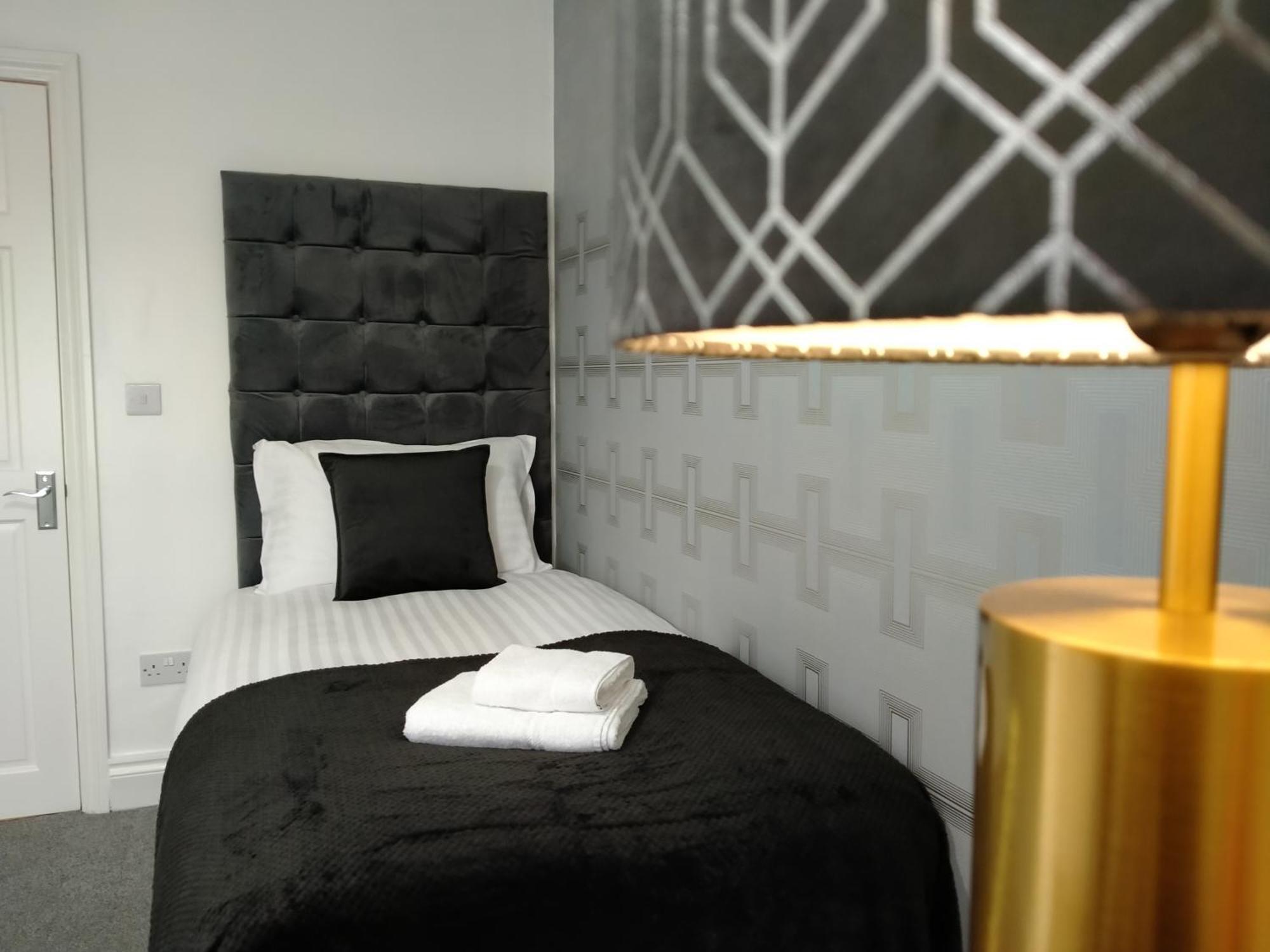 Sirius House - Sleeps 7, Driveway, Garden Villa Crewe Dış mekan fotoğraf