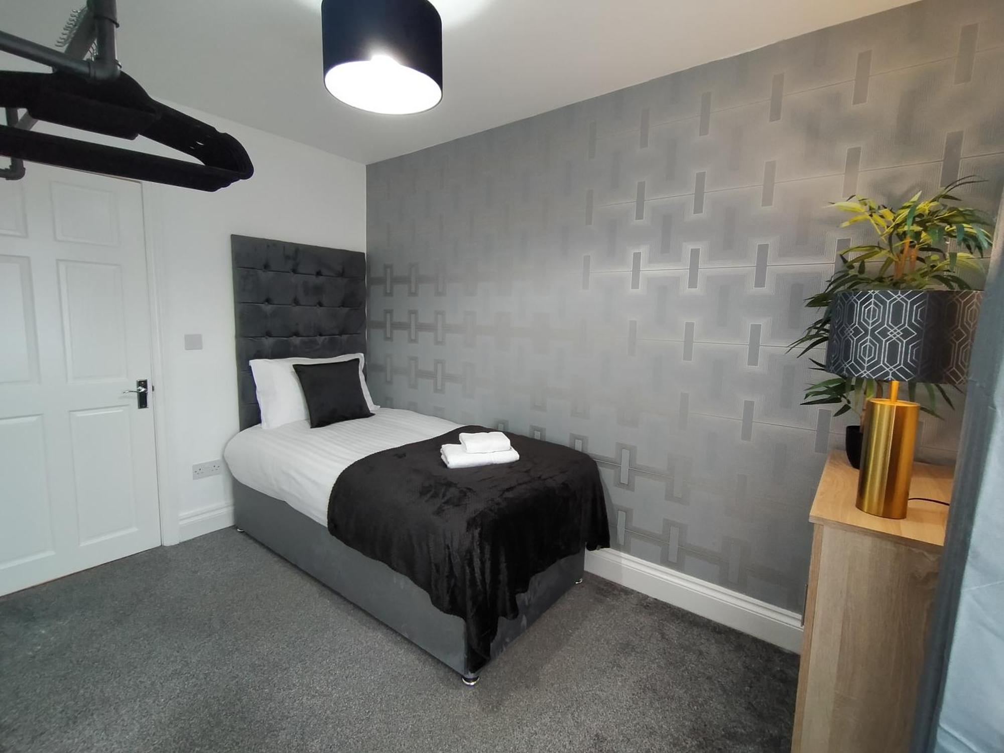 Sirius House - Sleeps 7, Driveway, Garden Villa Crewe Dış mekan fotoğraf