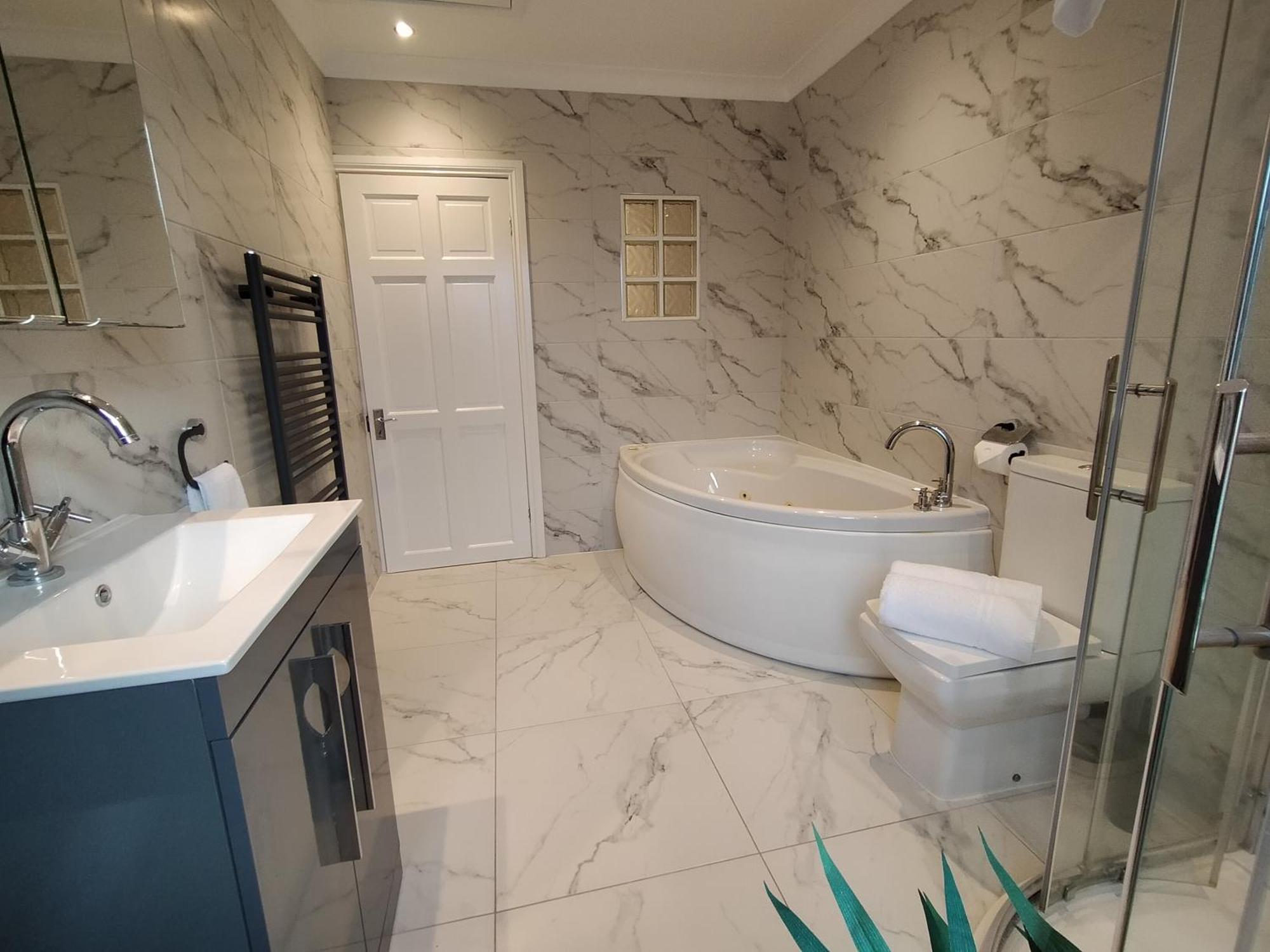 Sirius House - Sleeps 7, Driveway, Garden Villa Crewe Dış mekan fotoğraf